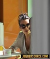 Justin Bieber and Kim kardashian dining at pinkberry Los Angeles - justin-bieber photo
