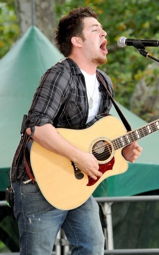 Lee DeWyze Performing on 'Good Morning America' (July 9, 2010)