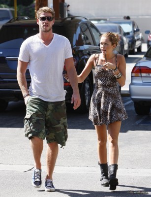  Liam & Miley @ starbucks