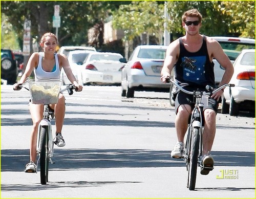  MiLeY and LiAm -riding a bike!!