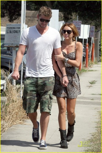  Miley & Liam out in Toulca Lake