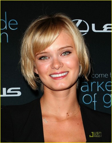  Sara Paxton Sees The Darker Side of Green