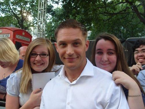 Tom Hardy with fans at Londres Premiere Inception