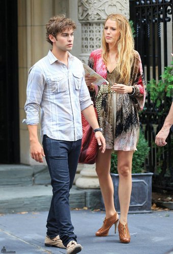 Blake Lively & Chace Crawford on set July 14th (MORE!)