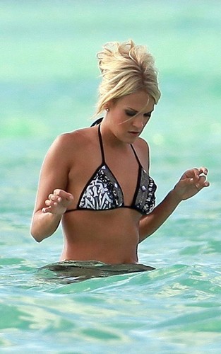 Carrie out in Tahiti