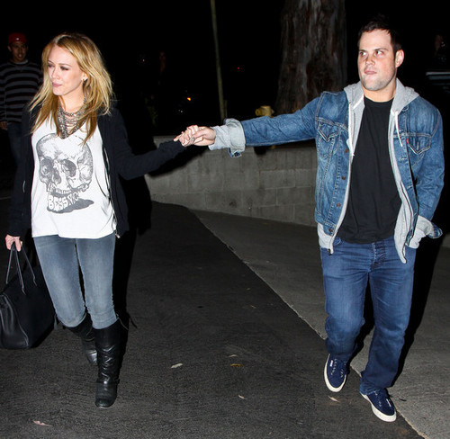  Hilary & Mike leaving the Kings Of Leon концерт in Hollywood