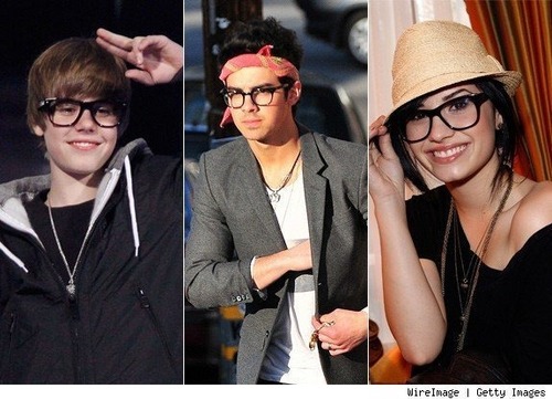  Justin,Joe and Demi are lovin' the glasses!