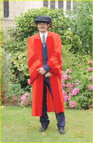  Orlando Bloom receives an honorary degree from the chuo kikuu, chuo kikuu cha of Kent (July 13)