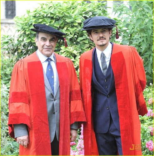  Orlando Bloom receives an honorary degree from the universidad of Kent (July 13)