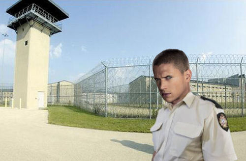 Prison Break - Season 5 - Michael in front of the prison
