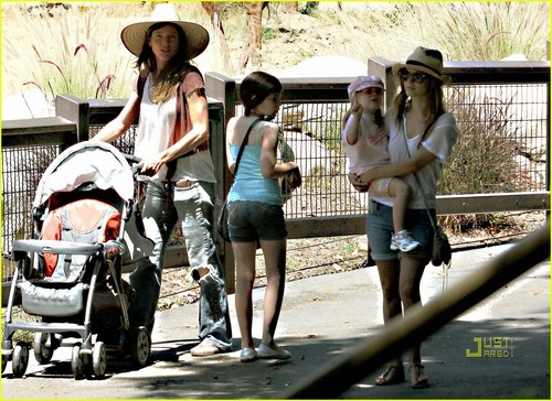  Rachel Bilson: Zoo Trip with Family!