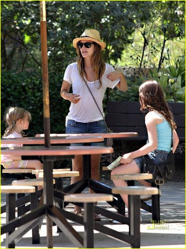 Rachel Bilson: Zoo Trip with Family!
