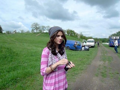  selena's más pix from "dream out loud".......