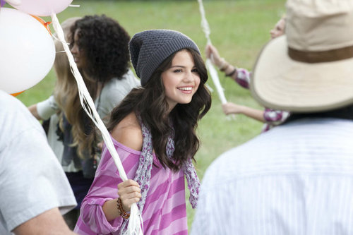  selena's meer pix from "dream out loud".......