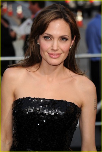  Angelina Jolie: SALT Premiere with Brad Pitt!