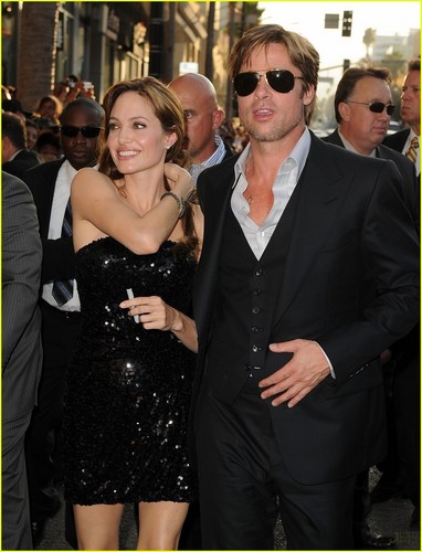  Angelina Jolie: SALT Premiere with Brad Pitt!