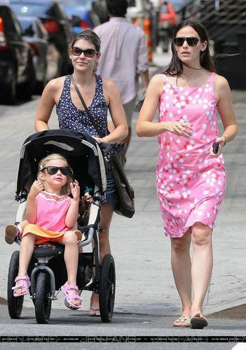 Jen, tolet, violet and Seraphina having lunch in NY!