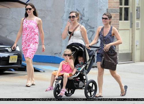  Jen, بنفشی, وایلیٹ and Seraphina having lunch in NY!