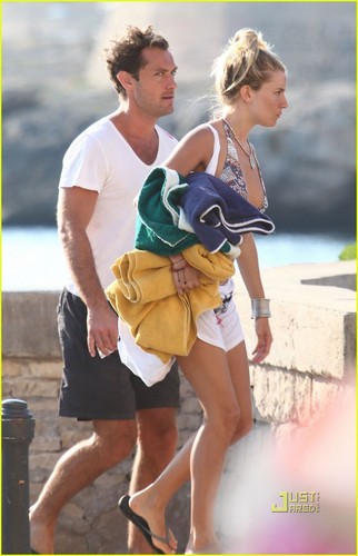  Jude Law & Sienna Miller Bask On The пляж, пляжный