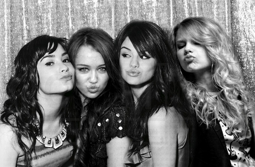  Taylor, Demi, Selena and Miley