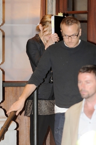  2010.07.21 - Мадонна Leaving Grand Hotel, Лондон