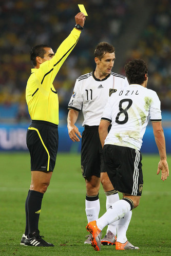  Fucken referee Marco Rodriquez giving Mesut <3 a yellow card