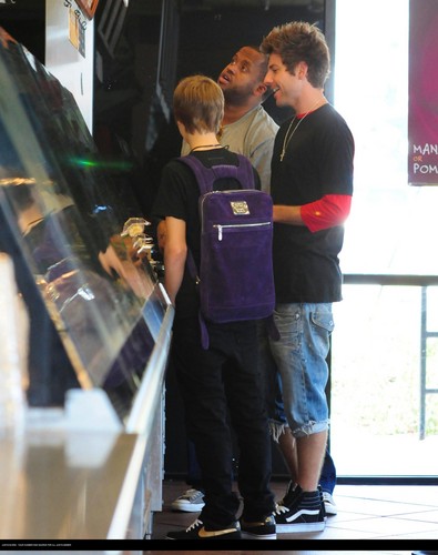  Justin bieber goes to the boston market with some বন্ধু