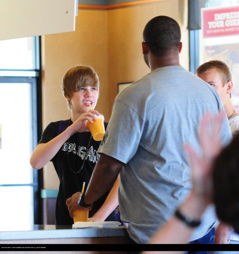  Justin bieber goes to the boston market with some دوستوں