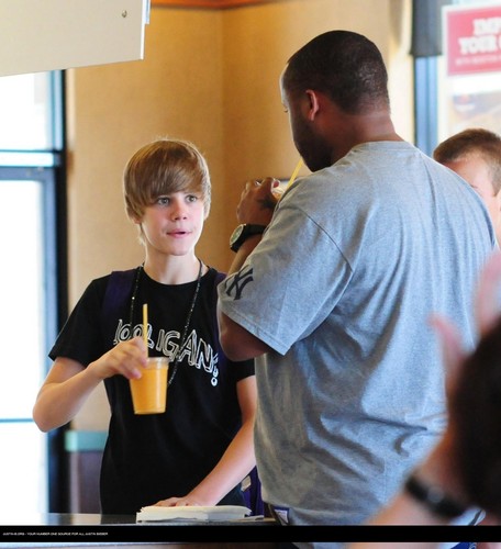  Justin bieber goes to the boston market with some Друзья