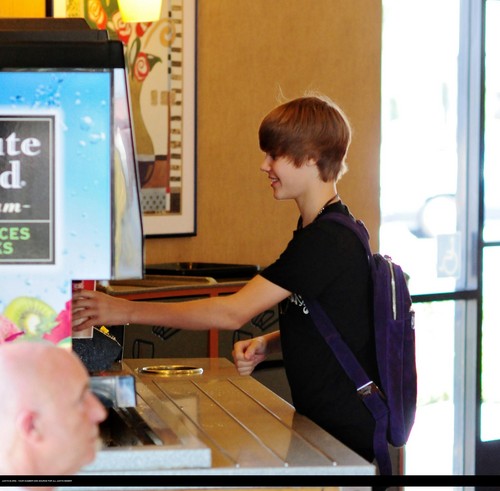  Justin bieber goes to the boston market with some फ्रेंड्स