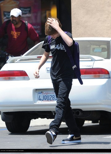  Justin bieber goes to the boston market with some friends