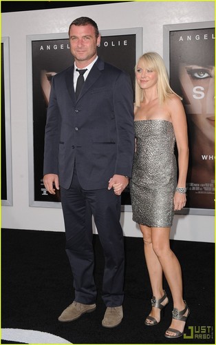  Naomi Watts at premiere of Salt with husband Liev Shreiber
