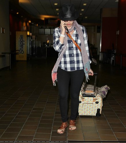  Scarlett Johansson at La Guardia Airport (June 21)