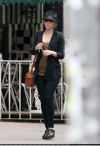  Scarlett Johansson out in NYC (June 24)