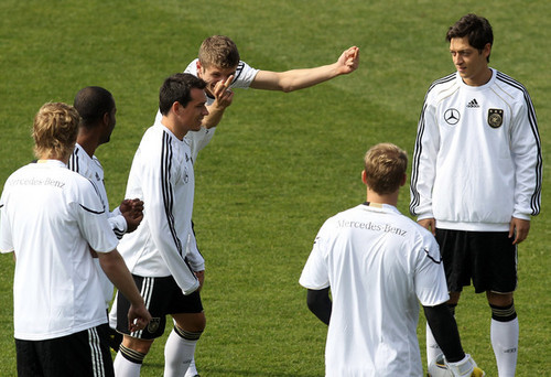 Thomas  müller gestures during a training session :D