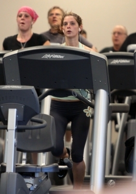 Ashley Greene - working out