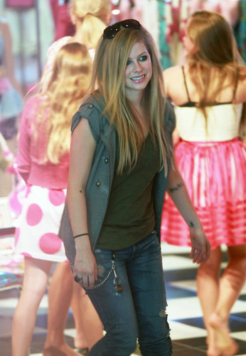 Avril Lavigne Shopping On Melrose Ave