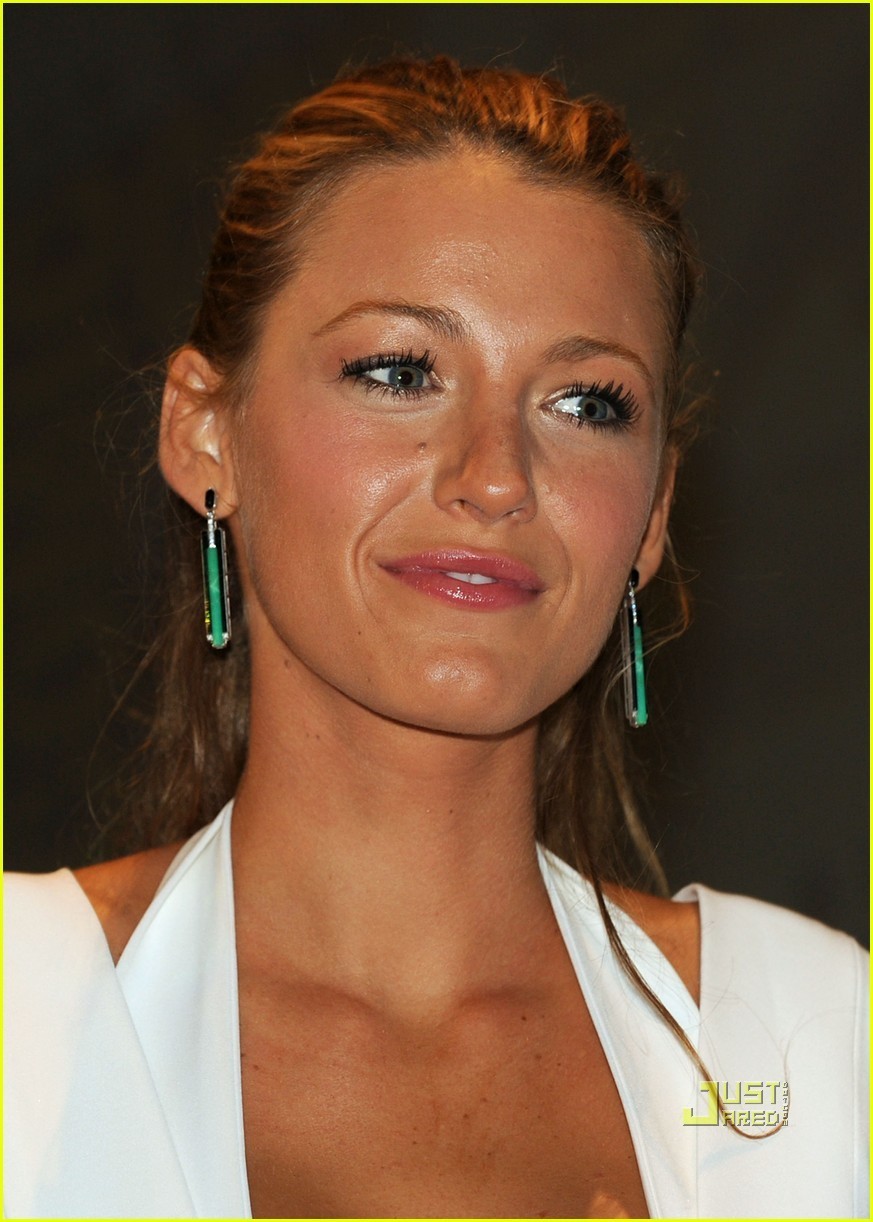 Blake Lively: Comic-Con Panel with Ryan Reynolds! - blake-lively Photo