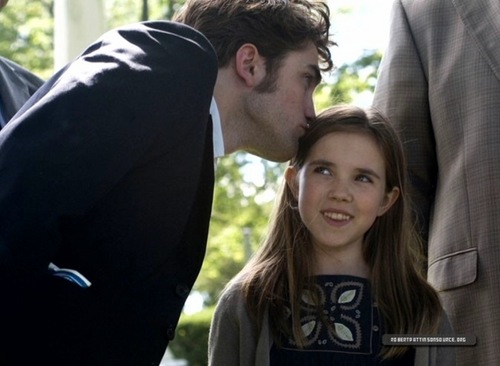  Edward gives Renesmee a 키스