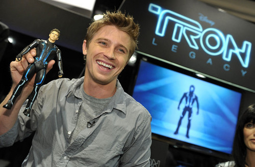  Hedlund @ Comic-Con 2010 - Tron Legacy Booth