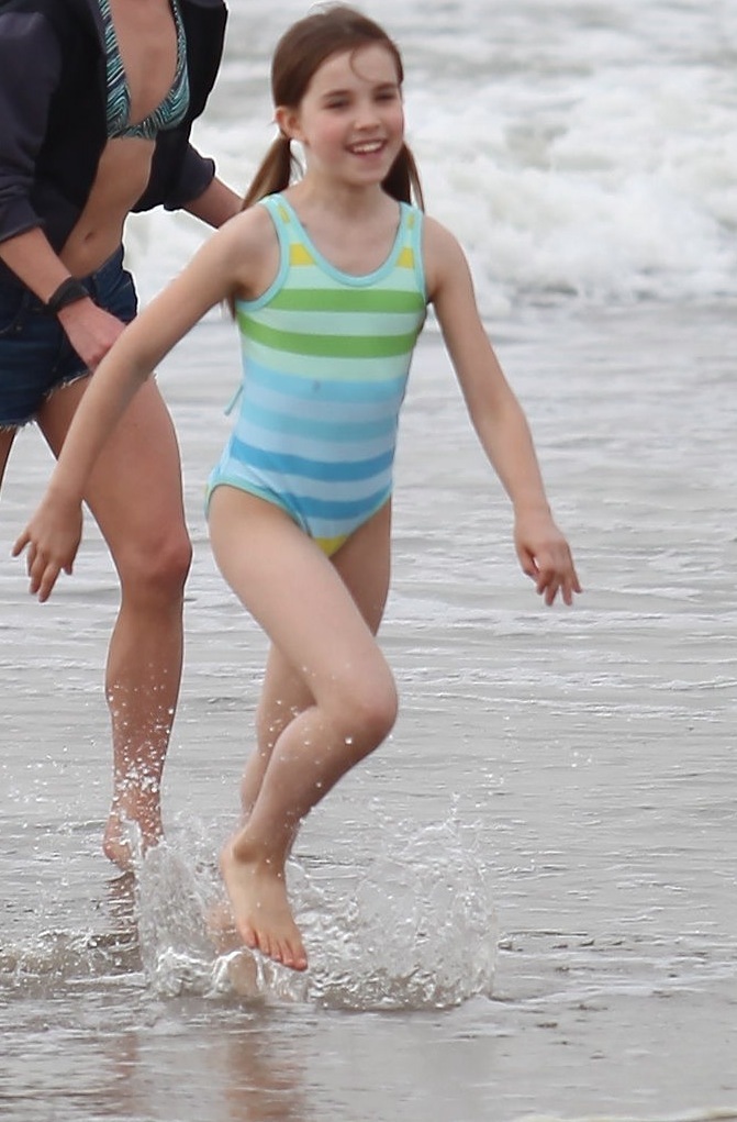 Renesmee Carlie Cullen Photo: Playing at La Push beach 