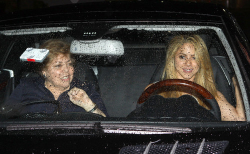  Shakira Goes to رات کے کھانے, شام کا کھانا