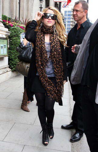 Shakira Leaves Her Hotel in London