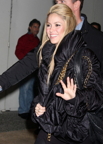 Шакира & Nick пушка Leaving MTV Studios In NYC