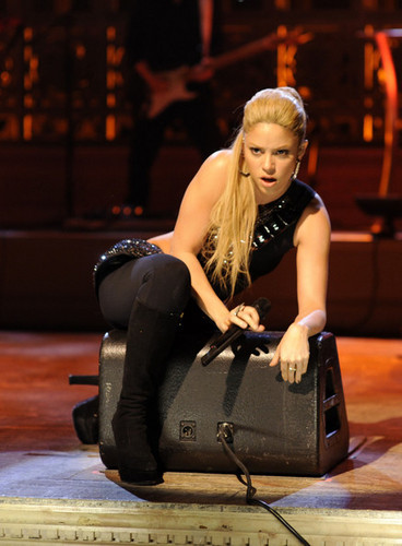  Shakira Performing On "Saturday Night Live!"