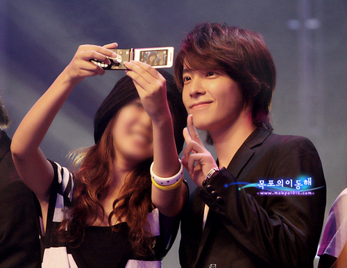  donghae with fãs - selca