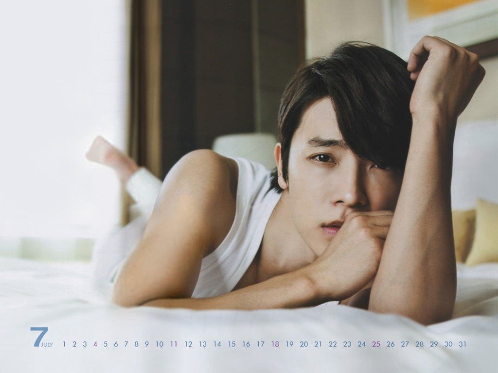 instyle-July-Calendar-Donghae-super-junior-14124487-1024-768.jpg