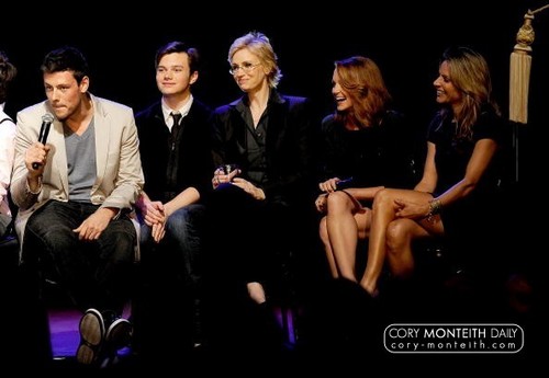  FOX's "Glee" Academy: An Evening of Muzik with the Cast of Glee - tunjuk
