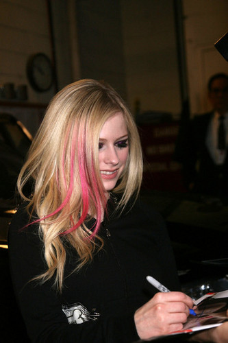  Avril Lavigne Leaves ABC Morning tunjuk