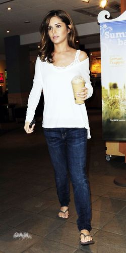  Cheryl Cole at Starbucks in Surrey (July 28)